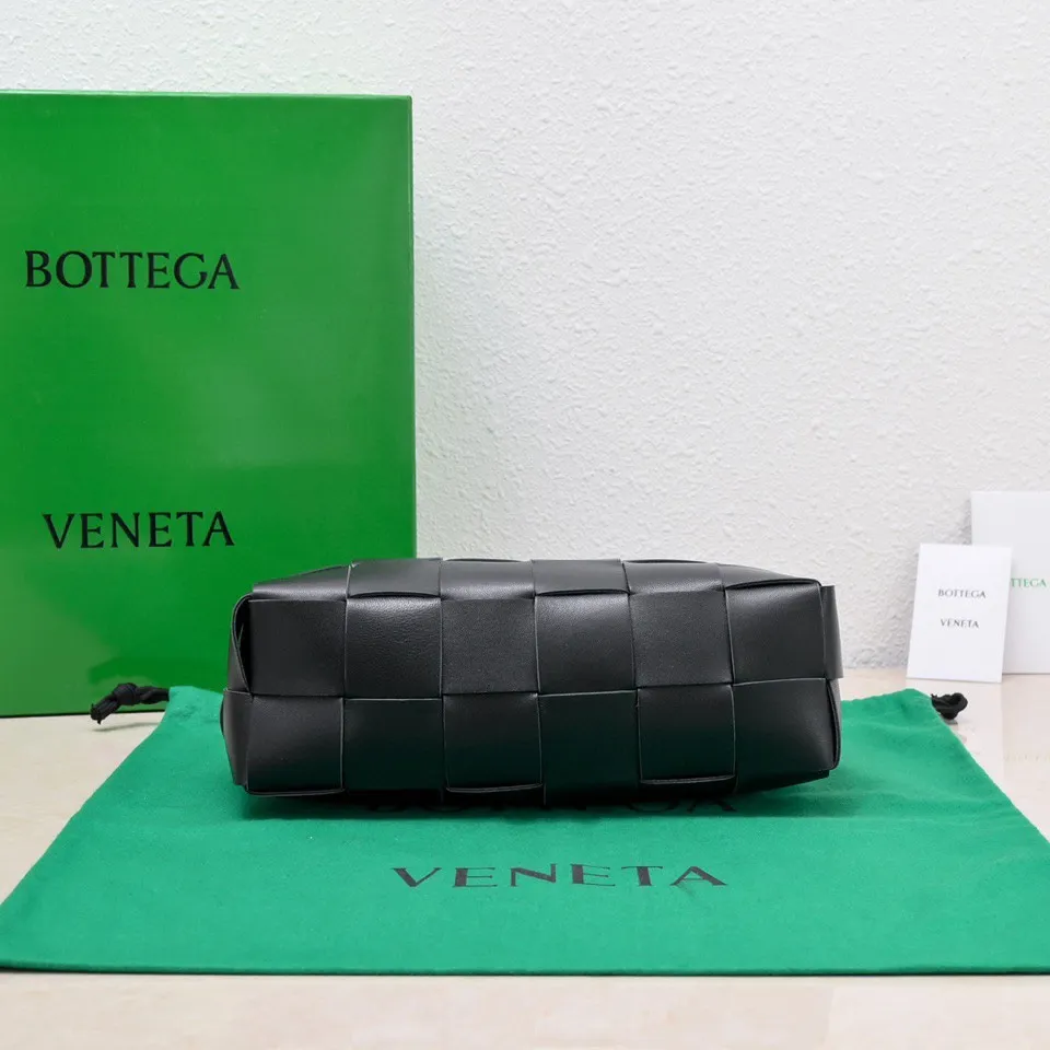#B家 New model is coming! BRICK CASSETTE armpit bag, the traditional woven logo is instantly recognizable✅ Large grid weaving has always been fashionable, armpit bags are even more fashionable and foreign-style. Elegant big brick🧱 Sheepskin material is light and comfortable, has a huge sense of capacity and space, has a dark layer inside, practical inside, fashionable appearance design, durability and temperament coexist. Elegant big brick, come and plant the same underarm bag from star Zhou Yutong! Size: 24x14x10, model number; 9360#